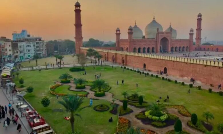 Experience the Colors of Pakistan in a Limited Budget – How?